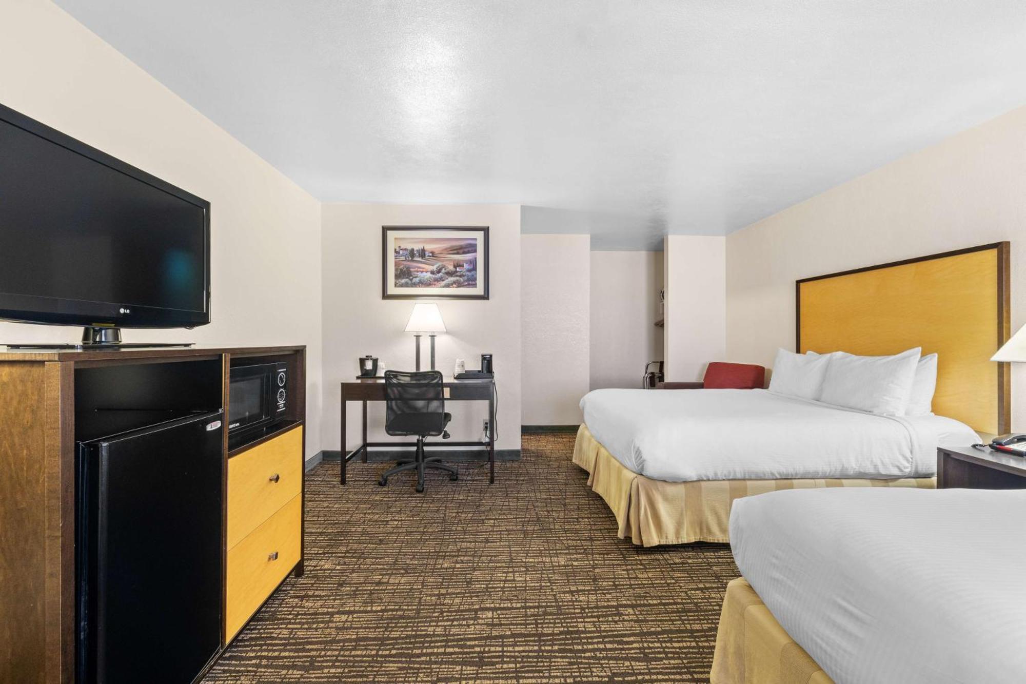 Western 3* Petaluma